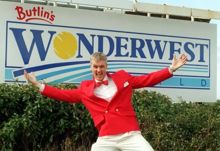 Framed Print : Redcoat Aidan welcomes visitors to Butlins Worderwest World Wonderwest World sign in