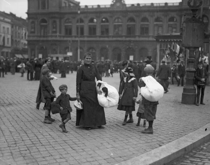 Framed Print : Refugees from the advancing German Army seen here in Brussels. Circa 10th August 1914 Framed Print : Refugees from the advancing German Army seen here in Brussels. Circa 10th August 1914
