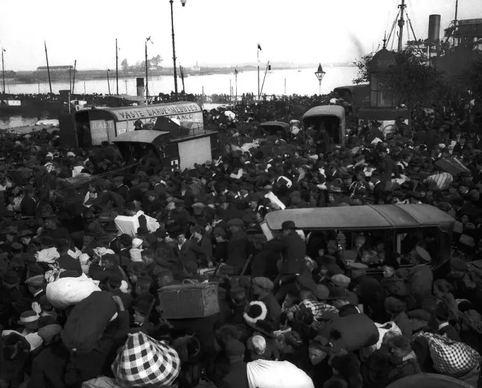 Framed Print : Refugees at Antwerp docks, 8th October 1914. As the German army advanced through Framed Print : Refugees at Antwerp docks, 8th October 1914. As the German army advanced through