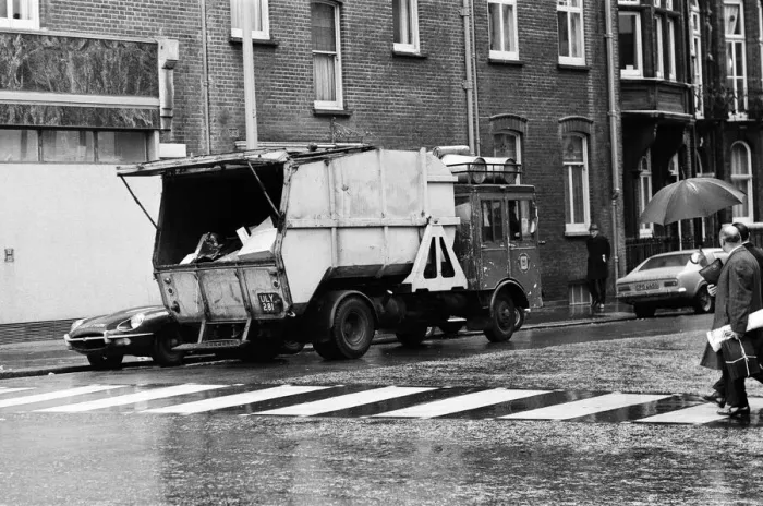 Framed Print : A refuse collector working on the Kings Road, London. 4th December 1970 Framed Print : A refuse collector working on the Kings Road, London. 4th December 1970