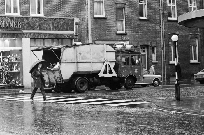 Framed Print : A refuse collector working on the Kings Road, London. 4th December 1970 Framed Print : A refuse collector working on the Kings Road, London. 4th December 1970