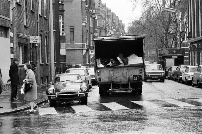 Framed Print : A refuse collector working on the Kings Road, London. 4th December 1970