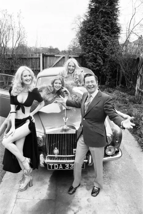 Framed Print : Reg Varney, actor, poses with three models, Lia, Flanagan and Vee Brooks