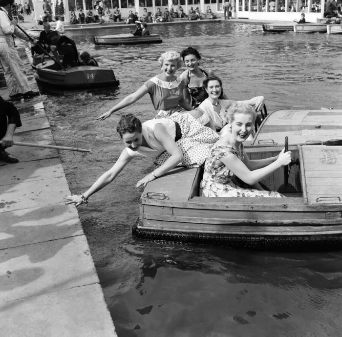 Framed Print : Rehearsals at the speed boat pool Battersea pleasure gardens for the TV broadcast of