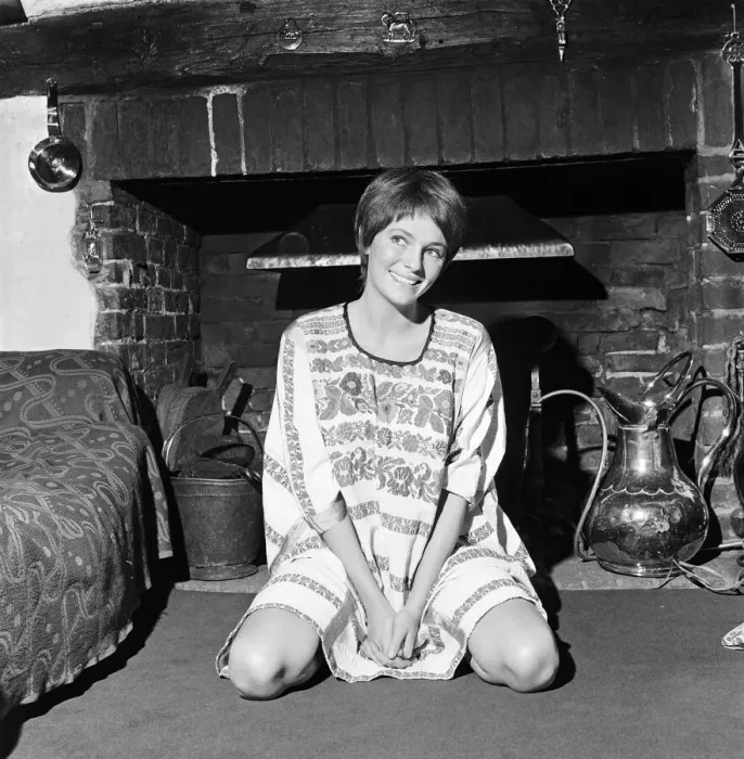 Framed Print : Relaxing at her mothers country home near Reading, was 22-year-old actress Framed Print : Relaxing at her mothers country home near Reading, was 22-year-old actress