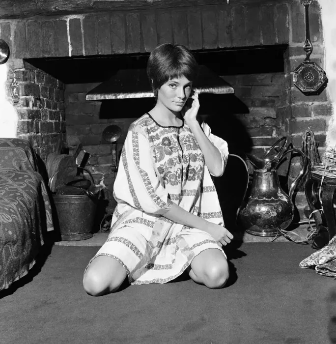 Framed Print : Relaxing at her mothers country home near Reading, was 22-year-old actress Framed Print : Relaxing at her mothers country home near Reading, was 22-year-old actress
