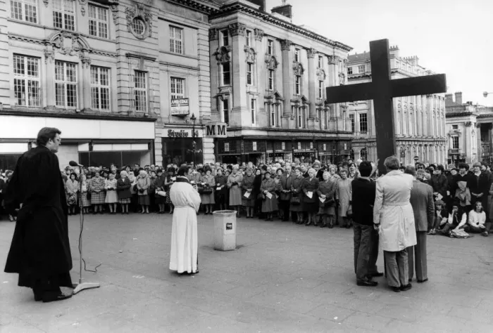 Framed Print : The religious aspects of Good Friday. Crowds gather for service at Grey Framed Print : The religious aspects of Good Friday. Crowds gather for service at Grey