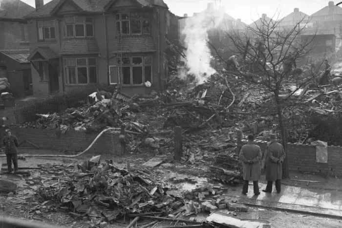 Framed Print : The remains of 281 and 283 Hales Lane, Smethwick after Heinkel He 111 1G+KM Wk Nr 1555 of