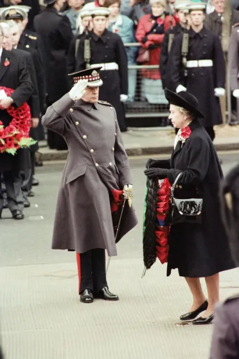 Framed Print : Remembrance Day parade at Whitehall, London. Queen Elizabeth II. 11th November 1991