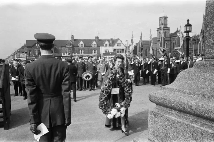 Framed Print : Remembrance Day service at The Cenotaph, Middlesbrough. November 1971