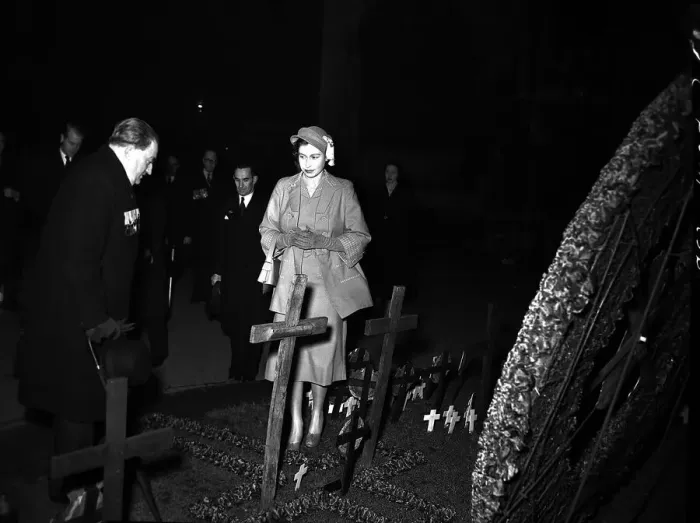 Framed Print : Remembrance Sunday November 1952 Queen Elizabeth II at the field of Remembrance Framed Print : Remembrance Sunday November 1952 Queen Elizabeth II at the field of Remembrance