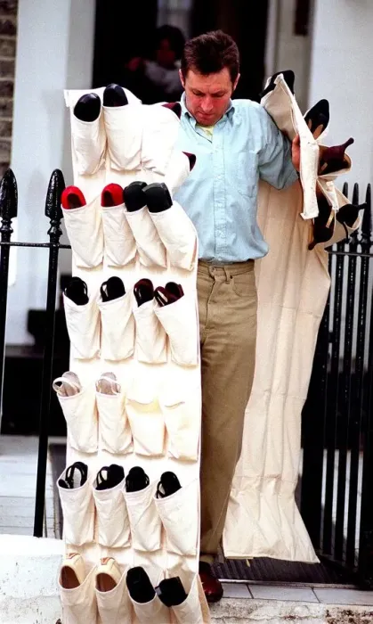 Framed Print : Removal men move Tony Blair MP into Downing Street from his home in Islington Framed Print : Removal men move Tony Blair MP into Downing Street from his home in Islington