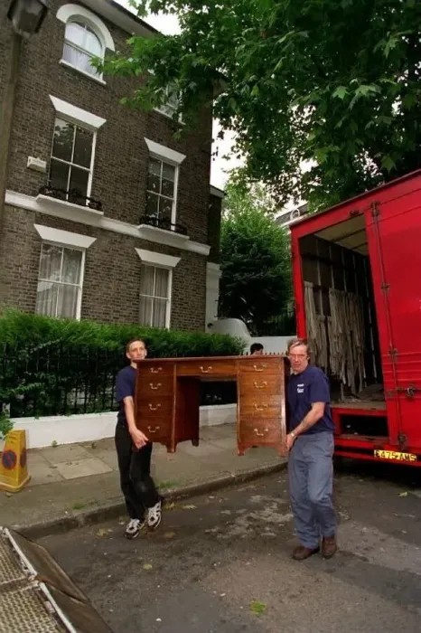  : Removal men take Tony Blairs furniture from house July 1997 in Islington to his