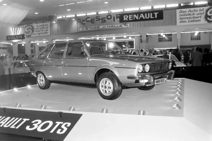 Framed Print : Renault 30TS at the Geneva Motor Show. March 1975 75-01419-010
