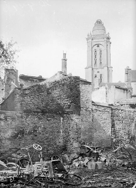rench town of Senlis following a bombardment by German artillery