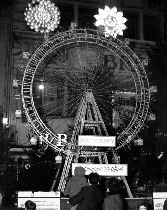 Framed Print : Replica of the Viennese Big Wheel in Clayton Square, during Christmas time