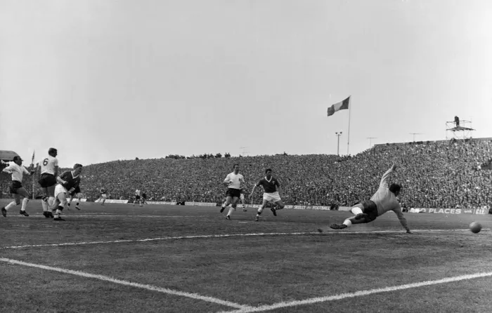 Framed Print : Republic of Ireland v England international match at Dalymount Park, Dublin Framed Print : Republic of Ireland v England international match at Dalymount Park, Dublin