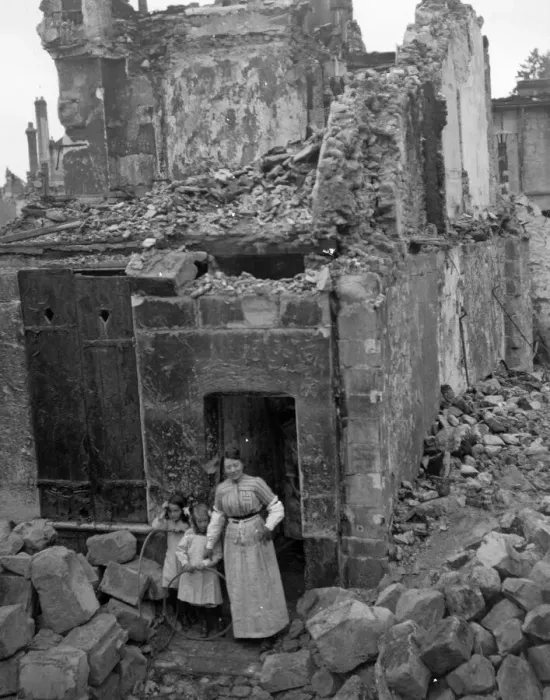 Framed Print : A resident of Senlis the town destroyed by the Germans who has returned to what remains