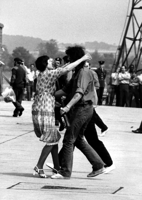 Framed Print : RETURNING SERVICEMAN IS REUNITED WITH LOVED ONE AT BRIZE NORTON AFTER THE FALKLANDS WAR
