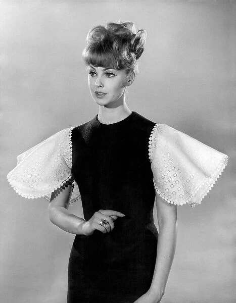 Reveille Fashion. April 1962 P011080