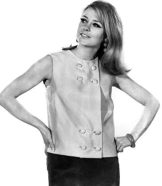 Reveille Fashion. Marilyn Richard. April 1967 P006302