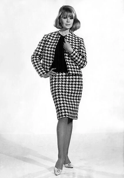 Reveille Fashion: Marilyn Rickards. December 1965 P006806