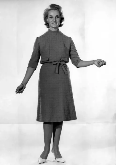 Framed Print : Reveille fashion. Roma Reeves. October 1961 P008780