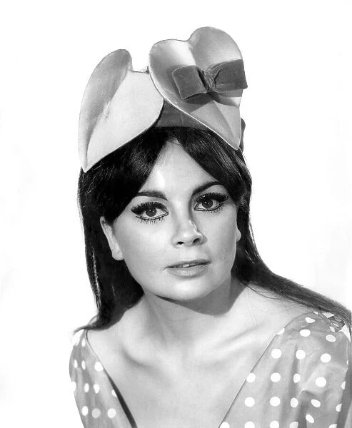 Reveille fashion. Sweetheart - Throb. March 1967 P008523