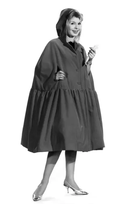 Framed Print : Reveille fashions 1962: Elizabeth Duke models coat December 1962 P011093 Framed Print : Reveille fashions 1962: Elizabeth Duke models coat December 1962 P011093