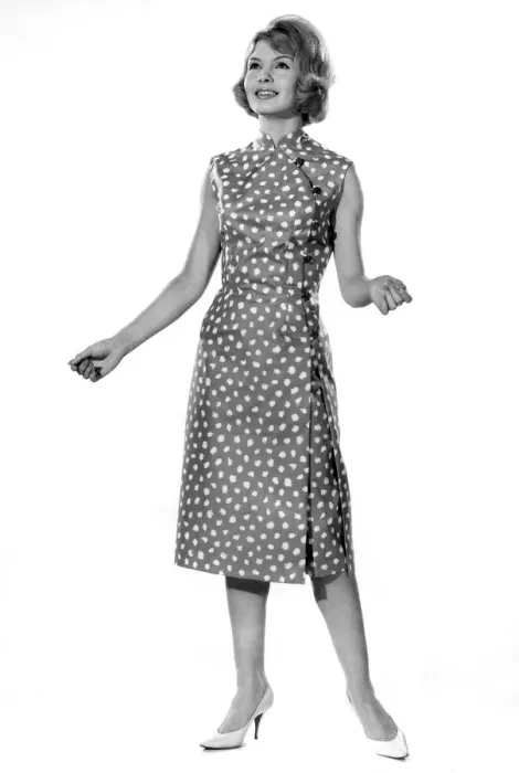 Framed Print : Reveille fashions 1962: Elizabeth Duke summer dress. August 1962 P011087