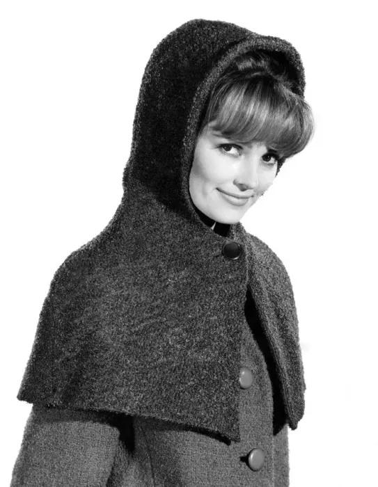 Framed Print : Reveille Fashions 1964: Vivienne Cornwall medelling a hooded shawl. December 1964 P007581