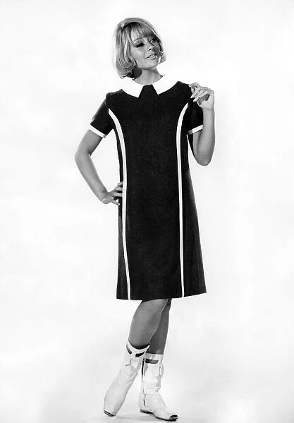 Reveille Fashions 1965: Marilyn Rickard. October 1965 P007762