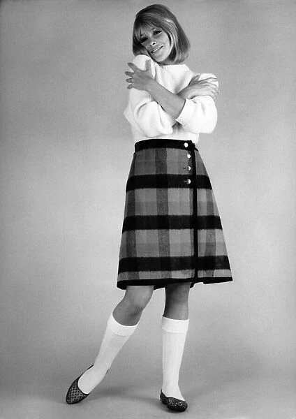 Reveille Fashions 1965: Marilyn Rickards. October 1965 P007765