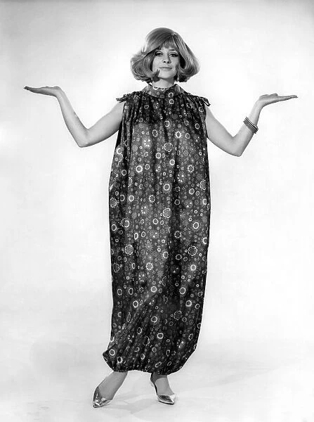 Reveille Fashions 1967: Marilyn Rickard. January 1967 P006307
