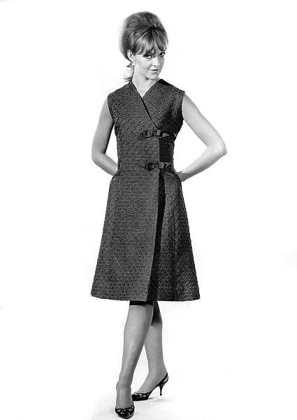 Reveille Fashions: Ann Robert wearing a threee quarters length summer sleeveless dress