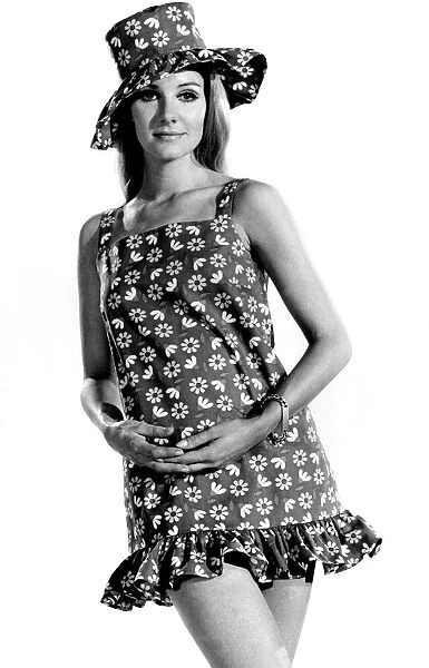 Reveille Fashions. Daisy Chain, swinger. May 1968 P008408
