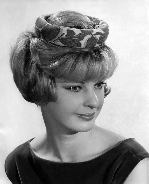 Reveille Fashions: Dawn Chapman. November 1961 P008799