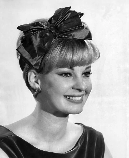Reveille Fashions: Dawn Chapman. November 1961 P008798