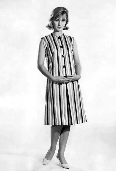 Framed Print : Reveille Fashions: Dawn Chapman. July 1964 P006782