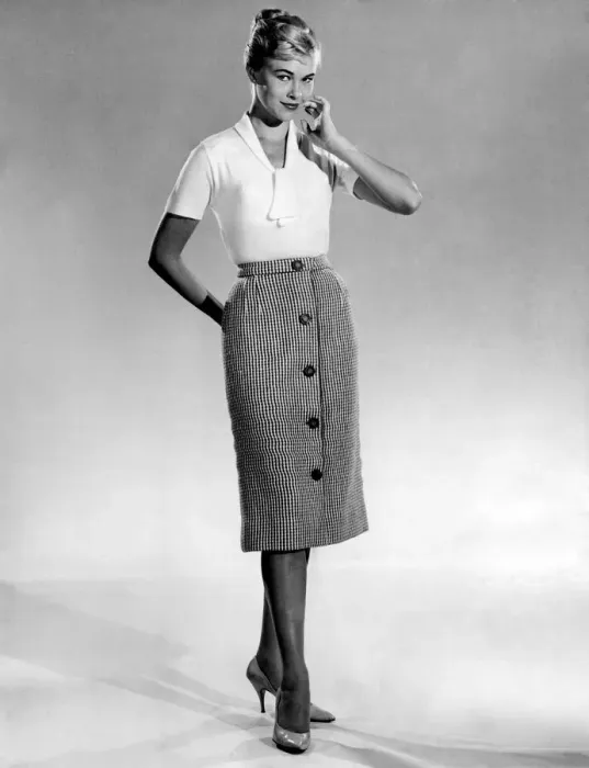Framed Print : Reveille Fashions: Jo Waring. October 1959 P006983