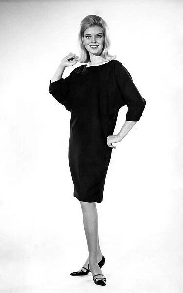 Reveille Fashions: Maureen Walker. November 1964 P006755