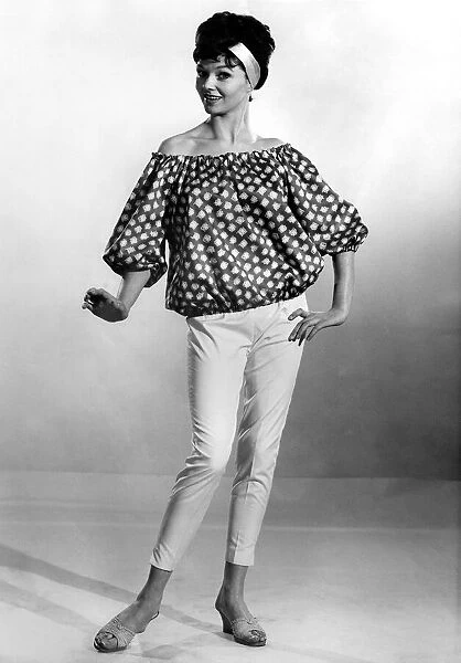 Reveille Fashions: Meriel Weston. May 1961 P006359