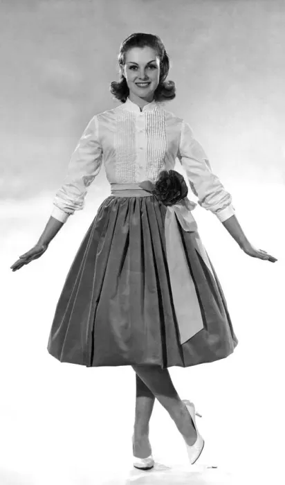 Framed Print : Reveille Fashions: Roma Reeves modelling a balloon skirt Framed Print : Reveille Fashions: Roma Reeves modelling a balloon skirt