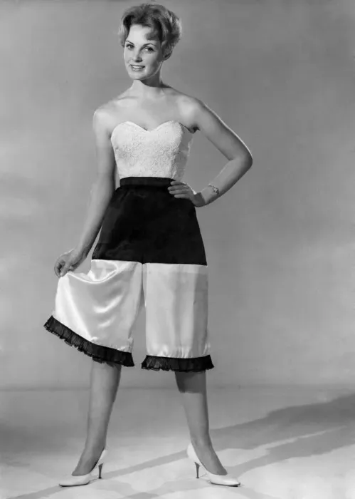 Framed Print : Reveille Fashions: Roma Reeves modelling culottes. September 1960 P006998 Framed Print : Reveille Fashions: Roma Reeves modelling culottes. September 1960 P006998
