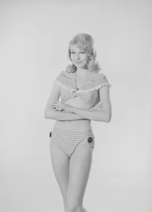 Framed Print : Reveille Model Jo Waring modelling the latest 1960s fashion for the beach. Circa May 1961 Framed Print : Reveille Model Jo Waring modelling the latest 1960s fashion for the beach. Circa May 1961