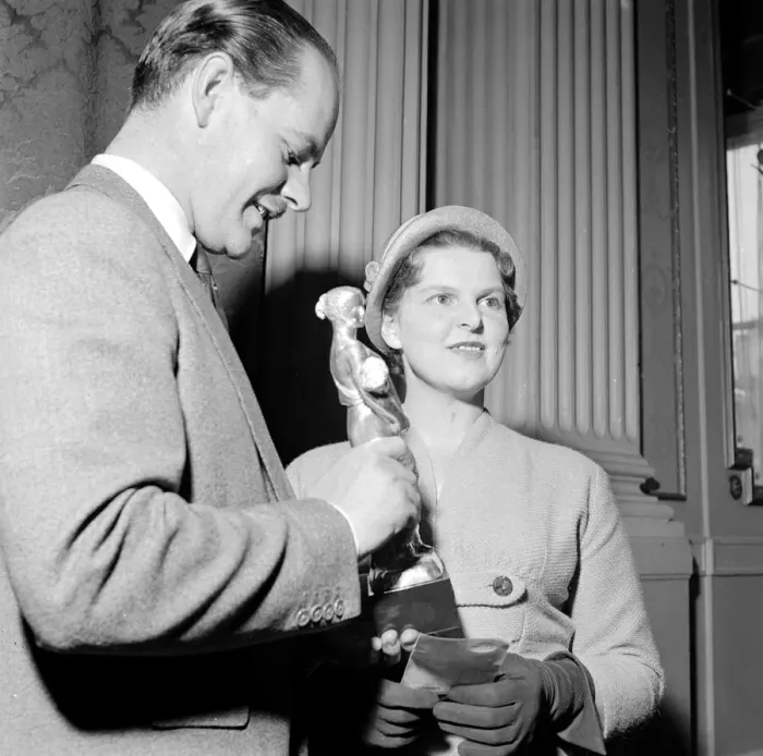Framed Print : Reveille present the award of Britains Ideal Housewife for 1957 to Mrs PC Hebblewaite Framed Print : Reveille present the award of Britains Ideal Housewife for 1957 to Mrs PC Hebblewaite