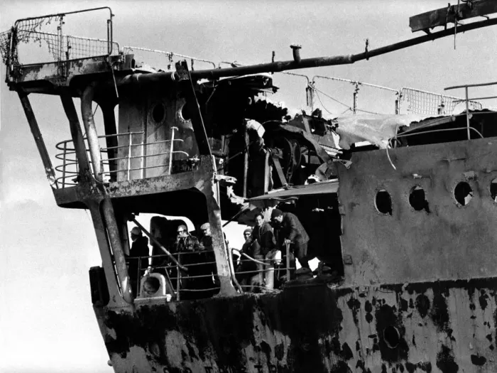 Framed Print : The RFA Sir Tristram enters the River Tyne after an 8, 000 mile rescue operation following Framed Print : The RFA Sir Tristram enters the River Tyne after an 8, 000 mile rescue operation following