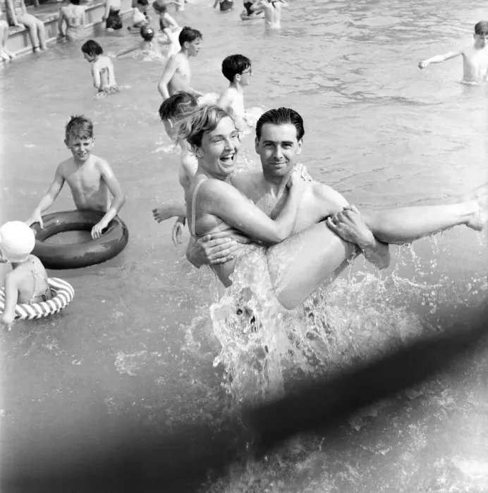 Framed Print : Rhyl bathing pool. Pauline Jones, 23, of Rhyl in the arms of her brother-in-law John