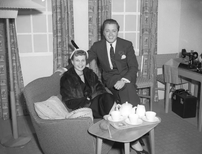 Framed Print : Richard Attenborough at the 1952 June Homes Exhibition Framed Print : Richard Attenborough at the 1952 June Homes Exhibition