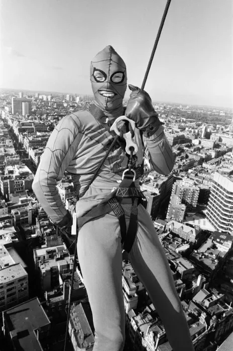 Framed Print : Richard Branson dressed as spiderman leaves the top of Centre Point. 2nd November 1985